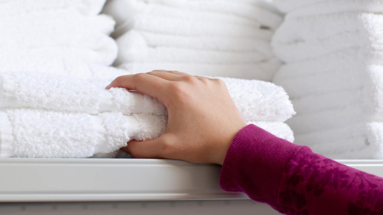Scrap Bulky Shelves: Store Towels With This Modern-Style Alternative