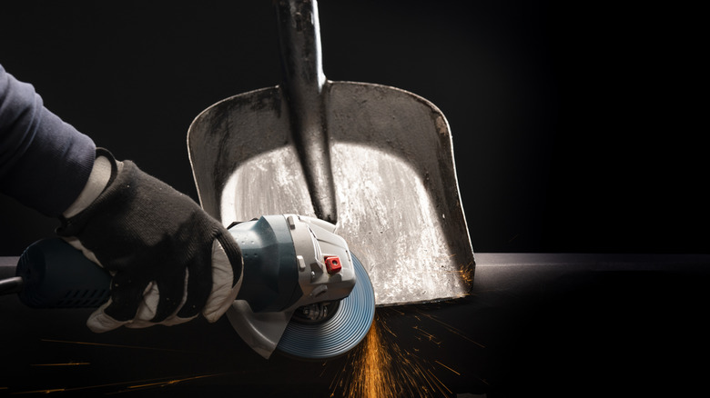 Sharpening a shovel with an angle grinder