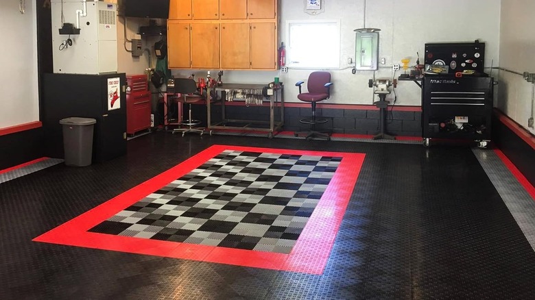 Garage with a patterned floor using SnapLock GarageTrac interlocking tiles