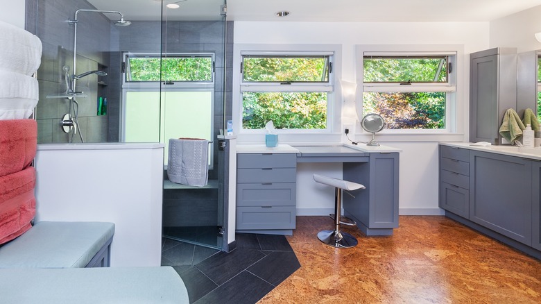 Bright kitchen with golden-oak colored cork floor