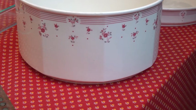 Royal Doulton serving bowl and pie plate on a thrift store table