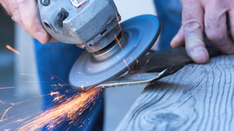 Sharpening a mower blade with an angle grinder