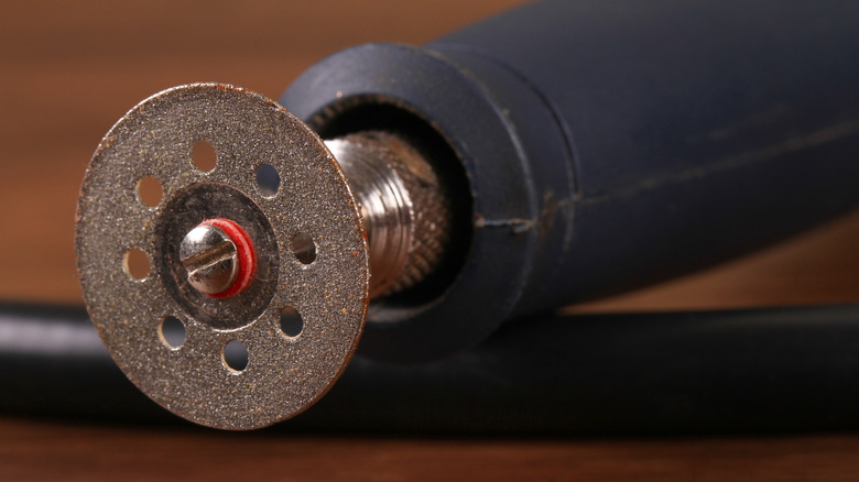 Selective focus of a metal cutting blade on a rotary tool