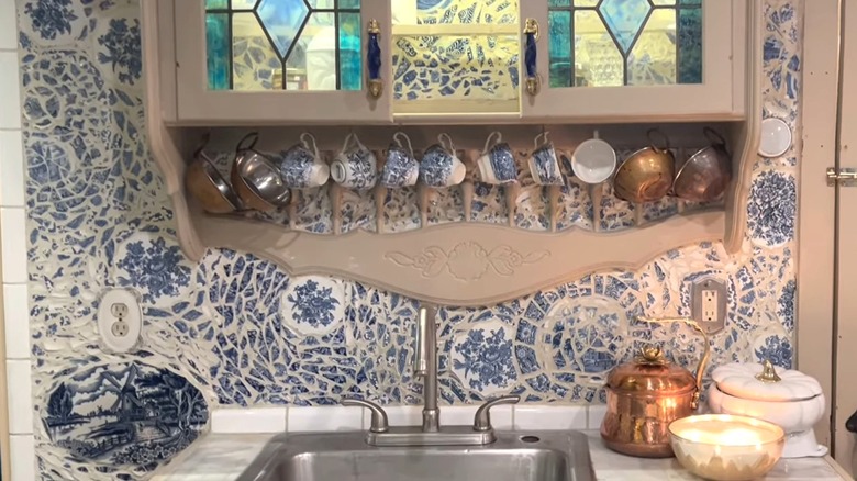 Backsplash made from broken china plates