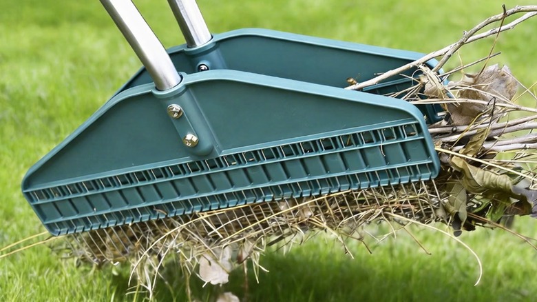 Yeelor leaf grabber rake picking up a pile of yard waste