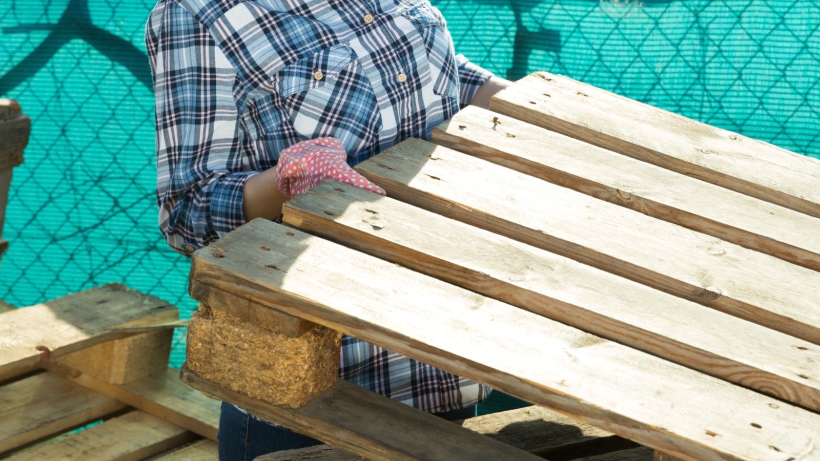 Use Old Wood Pallets To Smooth & Level Gravel Driveways With A Smart DIY