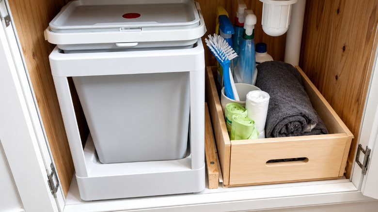 IKEA Hallbar system used in a bathroom cabinet