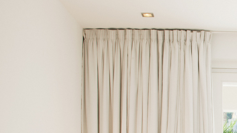 Curtains arranged to the rod and rod holders