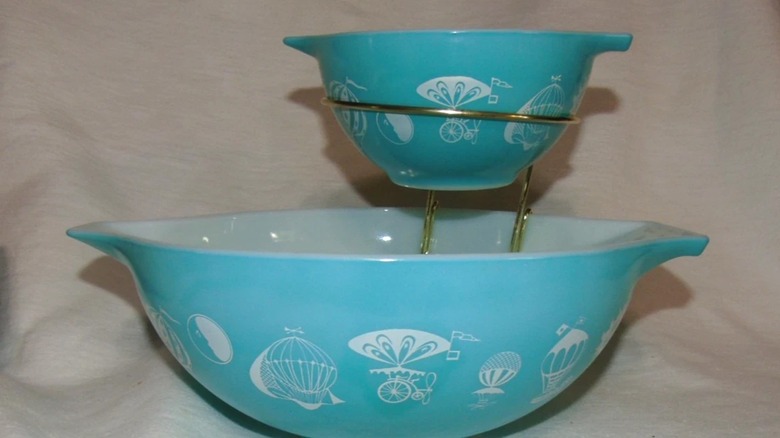 A vintage Pyrex chip and dip set in the Hot Air Balloons pattern