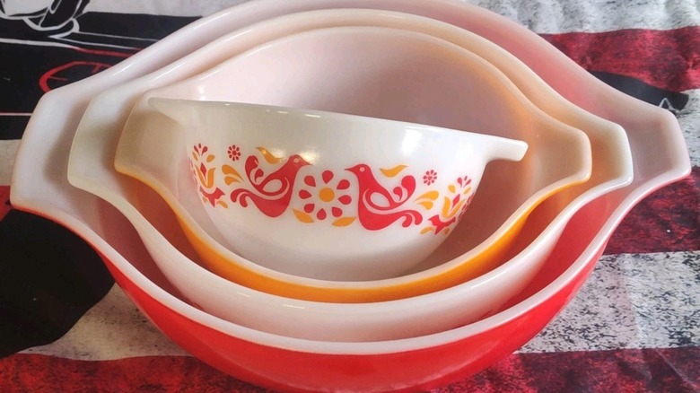 A set of four mixing bowls in the Pyrex Friendship pattern