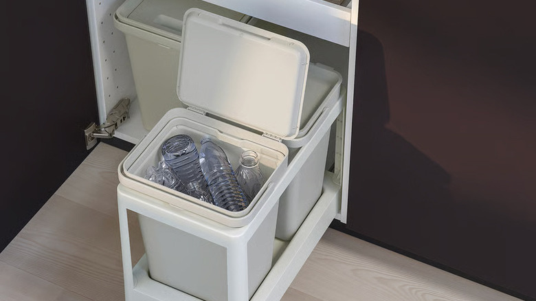 An IKEA HÅLLBAR Recycling solution in the pull-out drawer of a kitchen cabinet