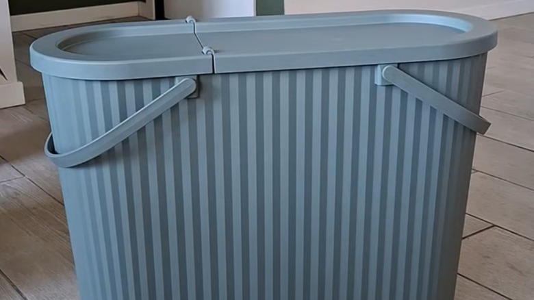 Blue-grey DAMMÄNG IKEA bin with the lid on.