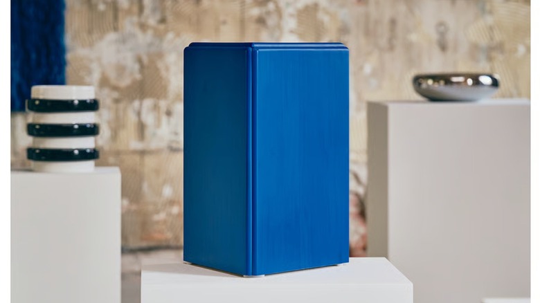 A bright blue KONSTRUNDA stool.