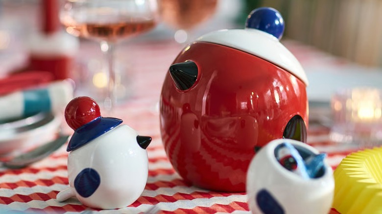 A VINTERFINT bowl with lid on a holiday table.