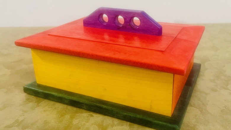 Une boîte en bois teint multicolore