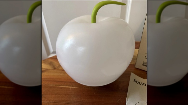 A white, apple-shaped SOLVINDEN lamp from IKEA