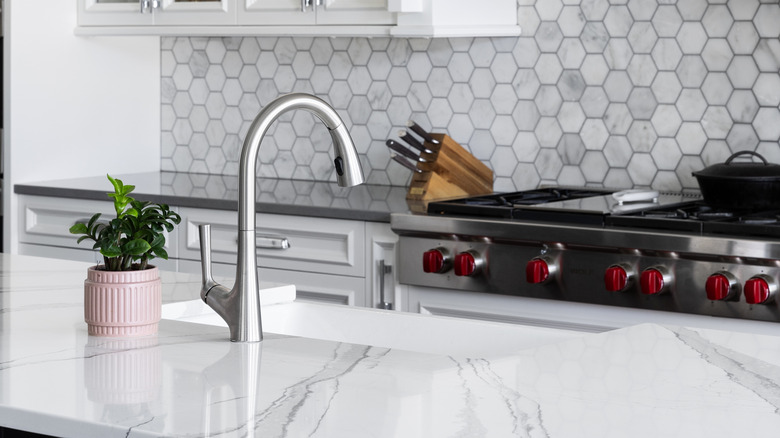 A honeycomb pattern tile backsplash in a kitchen