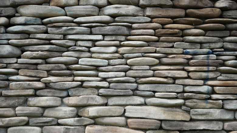 Wall of smooth dry stacked stones