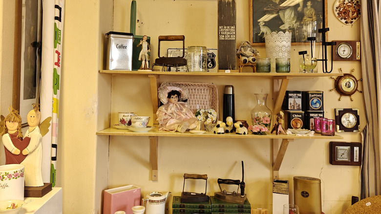 The Vintage '80s Decor Item Everyone Is Snatching Up At Thrift Stores Again