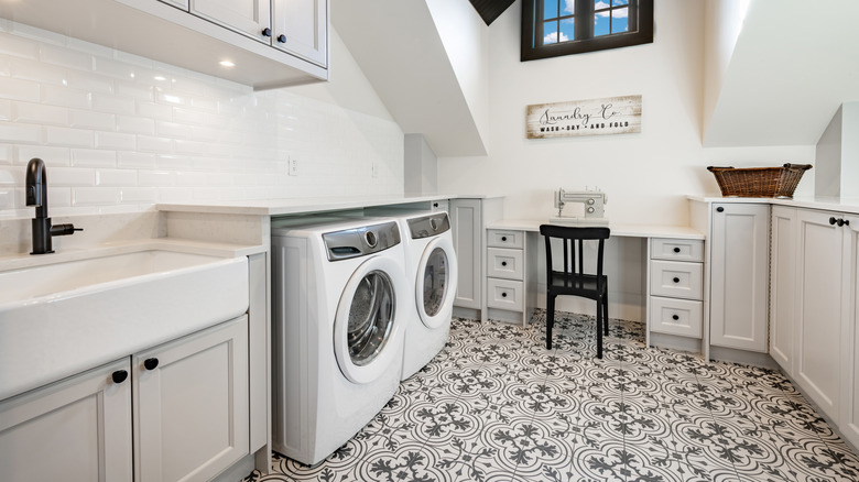 Laundry room with linoleum floors