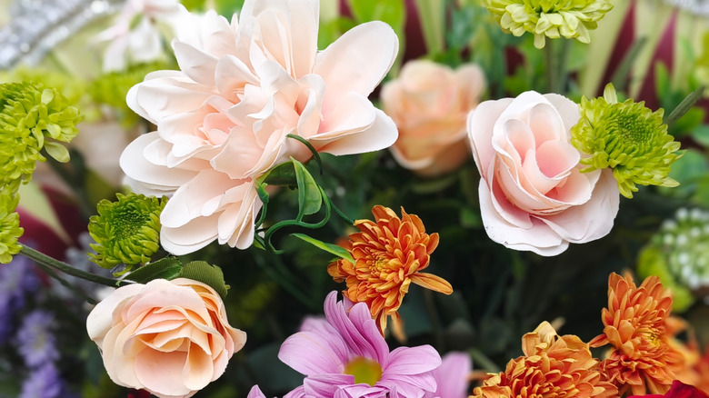 Assorted silk flowers