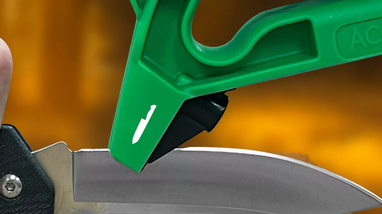 Using the AccuSharp All-In-1 to sharpen a knife