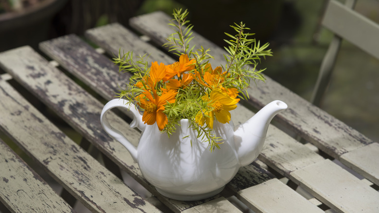 Simple but elegant teapot flower vase