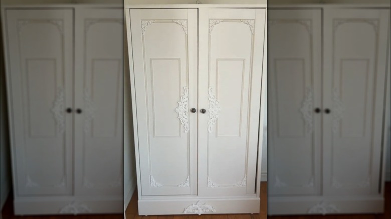 A white IKEA HAVSTA cabinet decorate as a vintage-style cabinet