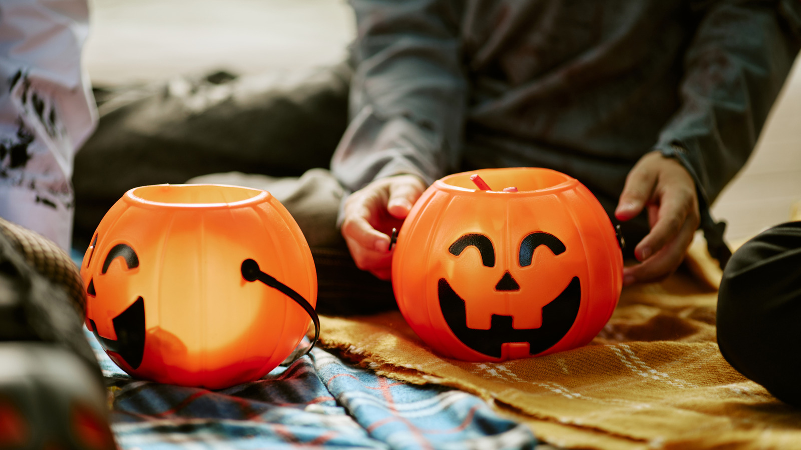 Transform Ordinary Pendant Lights Into Magical Fall Lanterns With An Impressive DIY