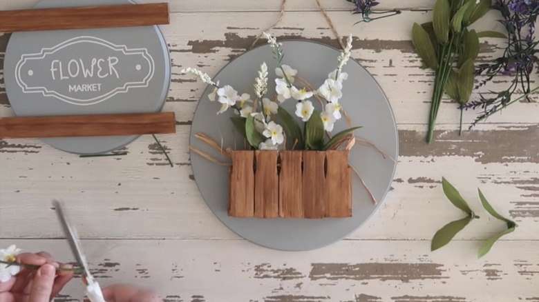 DIY round hanging floral decor signs