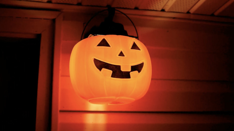 DIY jack-o-lantern porch light decor
