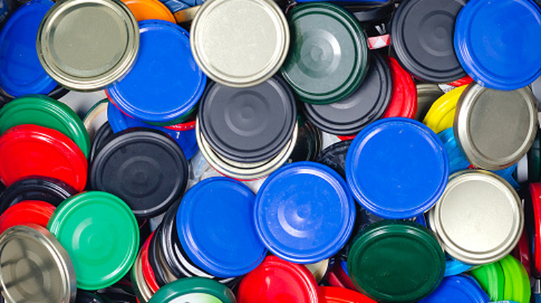 Turn Jar Lids Into Cutesy Patio Decor With This Crafty DIY