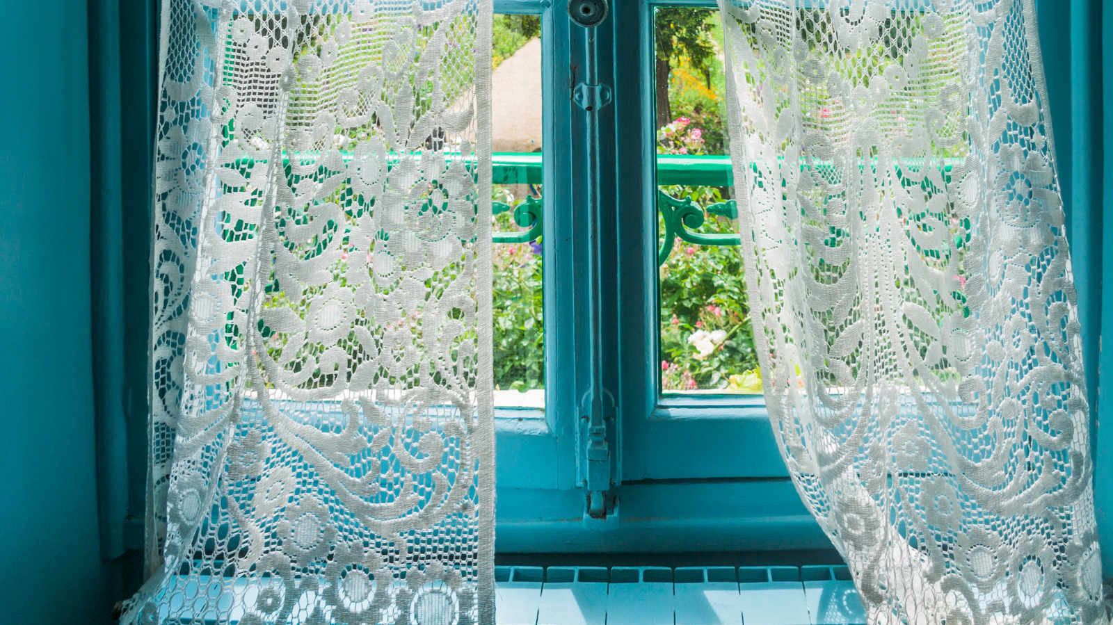 Turn Thrifted Lace Curtains Into A Stunning Way To Decorate Your Bed