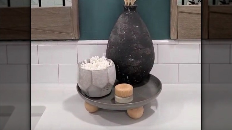 Round DIY storage tray with wood feet