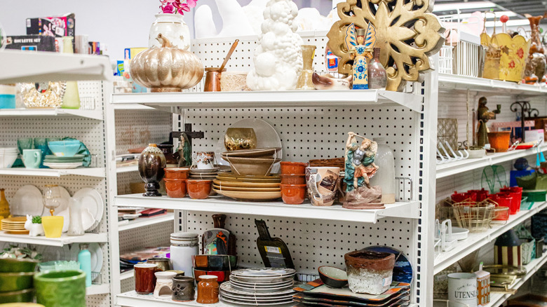 Thrifter Buys $2.50 Mug — Then Discovers It's A Valuable Pottery Treasure