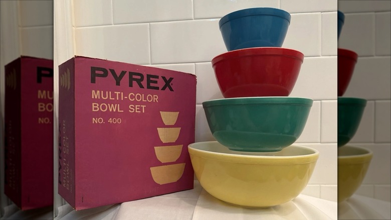 A set of primary colors mixing bowls from Pyrex, with their original box.