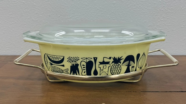 A Pyrex Mod Kitchen casserole with cradle