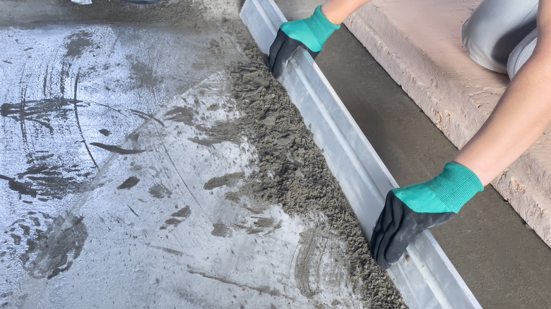 Finishing the surface of a concrete slab