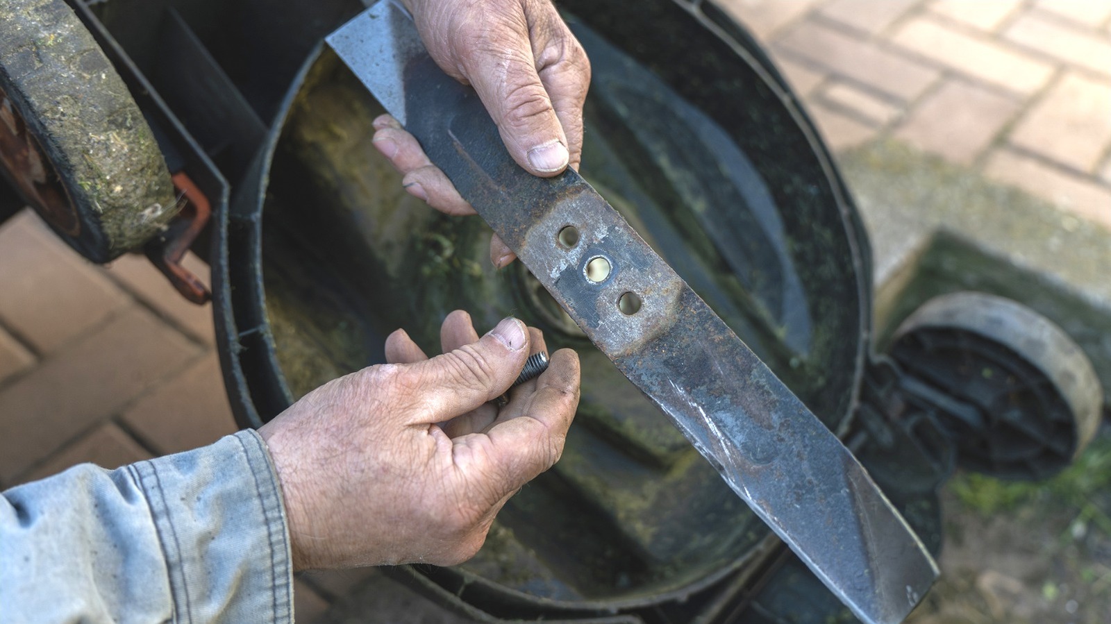What To Do If Your Lawn Mower Blades Are Bent