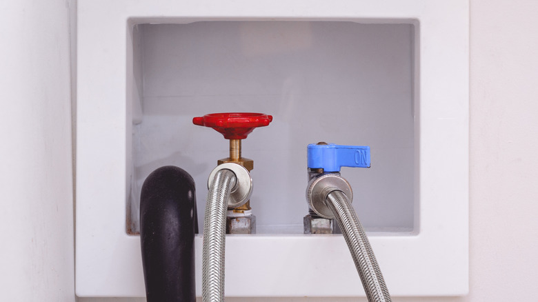 Hose connections to hot and cold water valves for a washing machine