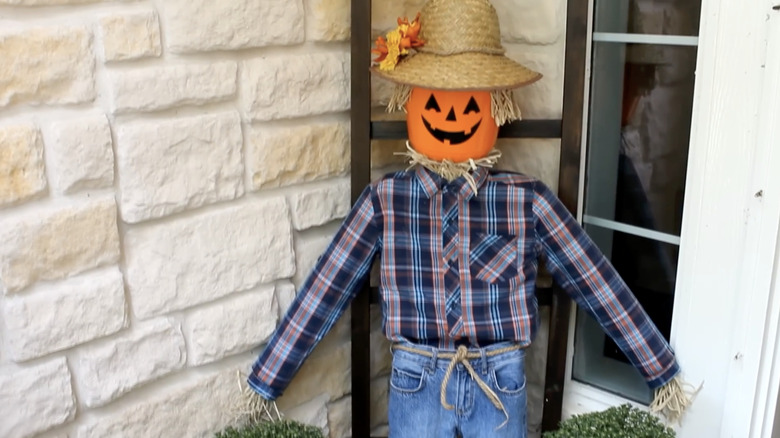DIY fall scarecrow porch decor