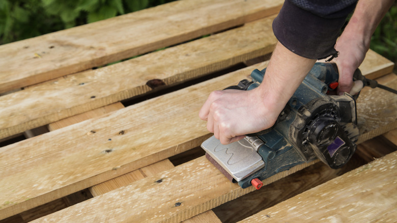 sanding wood pallet