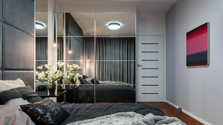 Mirrored doors on a closet in a modern bedroom