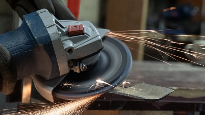 Sharpening a blade with an angle grinder